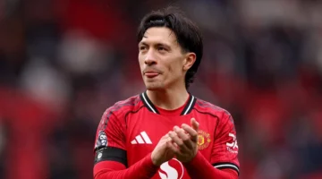 مايكل كاريك يكشف مستجدات إصابة مدافع مانشستر يونايتد بعد غيابه أمام كريستال بالاس